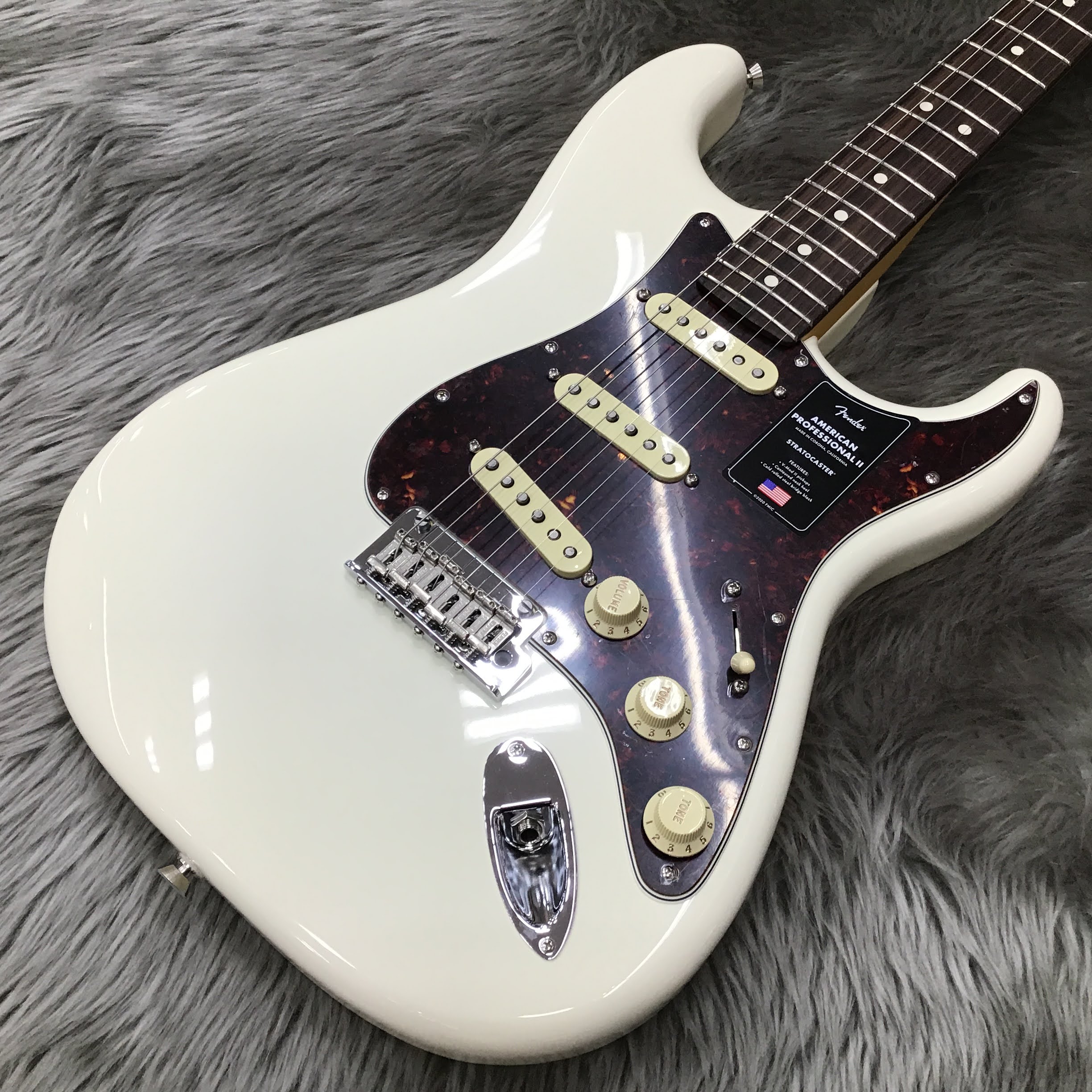 エレキギターAmerican Professional II Stratocaster RW