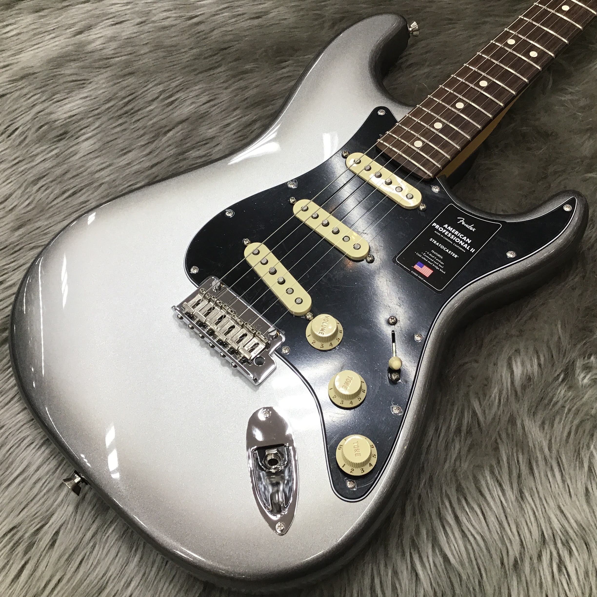 エレキギターAmerican Professional II Stratocaster RW