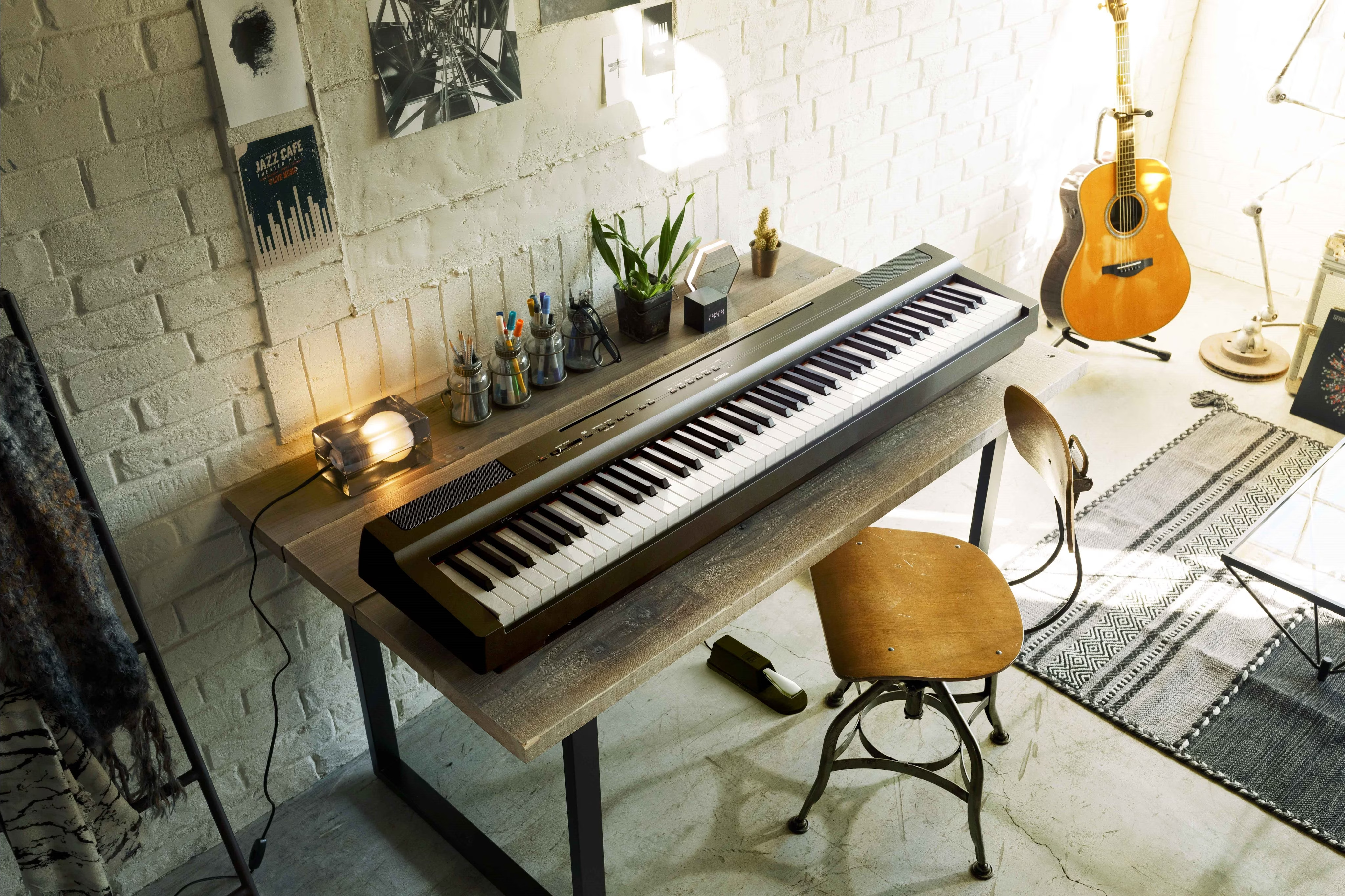 コンパクトでも本格的な弾き心地のポータブル電子ピアノ YAMAHAポータブル電子ピアノ P-125aの店頭展示を開始コンパクトでありながら、本格的でダイナミックなピアノサウンドを楽しめる電子ピアノです。鍵盤は、定評のある「グレードハンマースタンダード（GHS）鍵盤」を採用。美しいサウンドとともに、ア […]