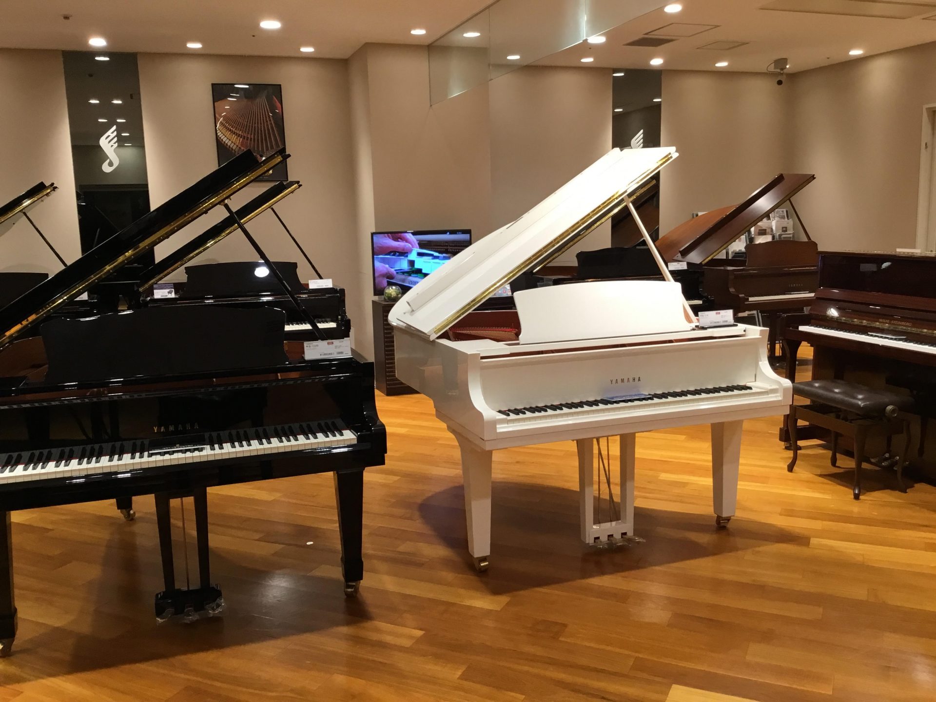 *ヤマハ人気のアップライトピアノ・グランドピアノをご紹介！ グランフロント大阪店では、厳選したグランドピアノ、アップライトピアノを多数展示致しております。]]ヤマハピアノは中古ピアノを中心に複数店頭展示しており24時間湿度管理された専用ルームにて、ゆっくりとご試弾が可能です。]]店頭に展示がないピア […]