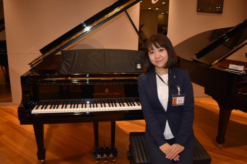 スタッフ写真 副店長(アコースティックピアノ・音楽教室) 菱本