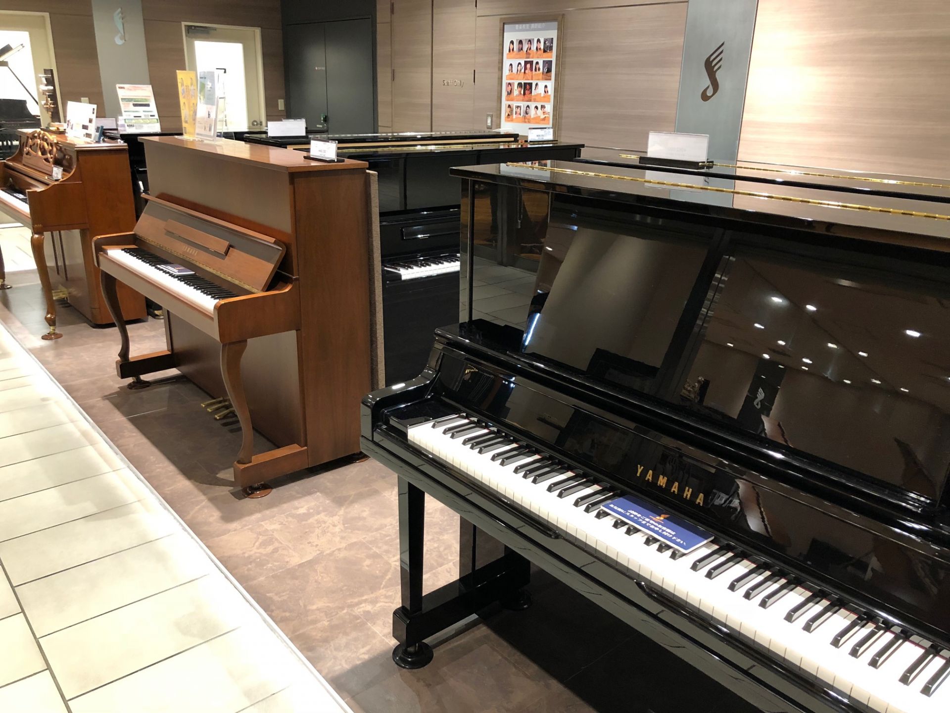 ===top=== **島村楽器グランフロント大阪店では、中古ピアノ・新品ピアノ・輸入ピアノとアップライトピアノを常時展示しております。 当店では、専門スタッフが実際に厳選した選りすぐりの中古ピアノ、スタインウェイファミリーのボストンをはじめ、ザウター、スタインベルグ、ヤマハ、カワイ、など複数メーカ […]