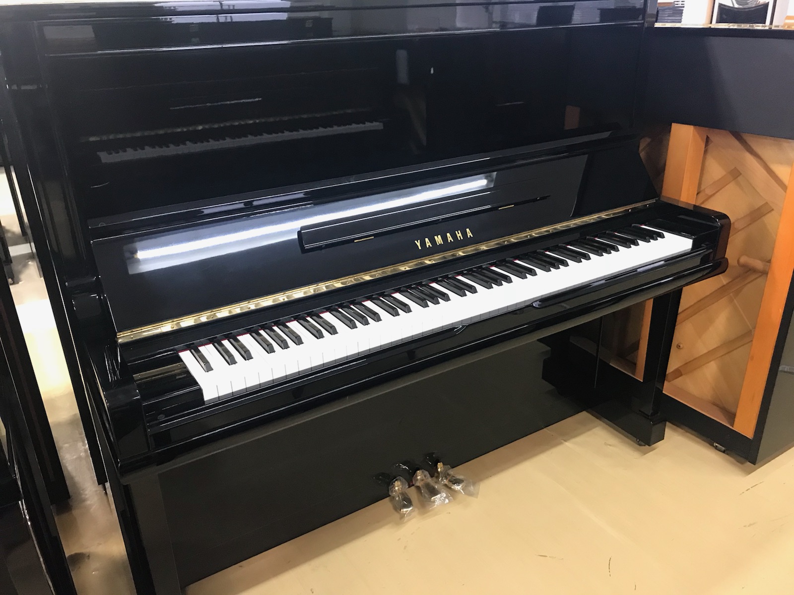 YAMAHA U30A