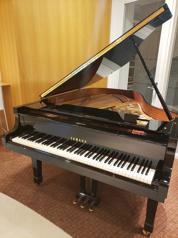 YAMAHA C3B