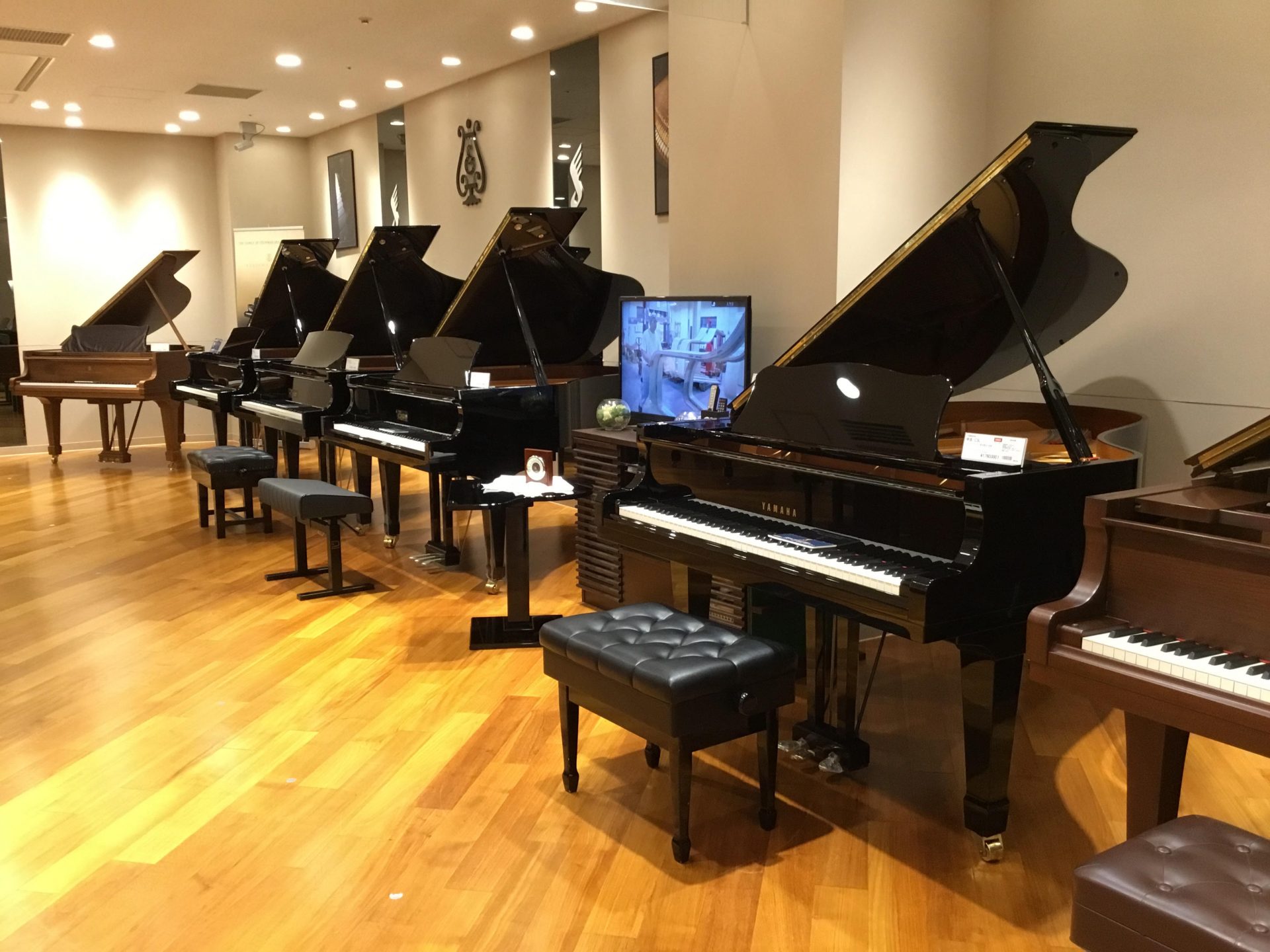 *グランドピアノを比較！選び方のポイント解説 島村楽器グランフロント大阪店では、常時複数メーカーのアコースティックピアノを店頭展示しており、試弾が可能です。また、展示にないメーカーやモデルなども含め、様々なピアノの取り扱いがございます。 ---- 皆さまにベストなピアノ選びのお手伝いが出来ればと思い […]