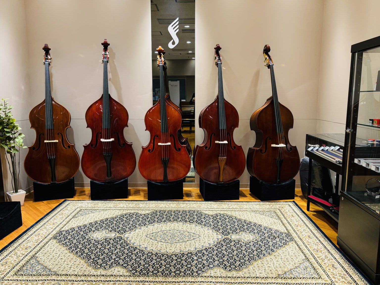 初めての方でも弾きやすい人気入門モデルからヨーロッパ買付コントラバスまでラインナップしておりますので、これからコントラバスを始められるビギナーのお客様も安心してご来店くださいませ。ゆっくり試奏頂ける試奏室のご予約も事前に承りますので、お気軽にご連絡ください。 12月5日(金)～7日(日)　チェロ大展 […]