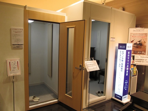 1.2畳/Dr-35のライトタイプを展示しております。 サックス、フルート、クラリネット、声楽など、個人練習としてご使用いただけ大きさです。天井の高さは「標準タイプ」を設置しており、遮音性能やサイズは現行モデルで体験ができますので（要予約）、楽器持参でお越しください。 〈防音アドバイザーご紹介〉 C […]