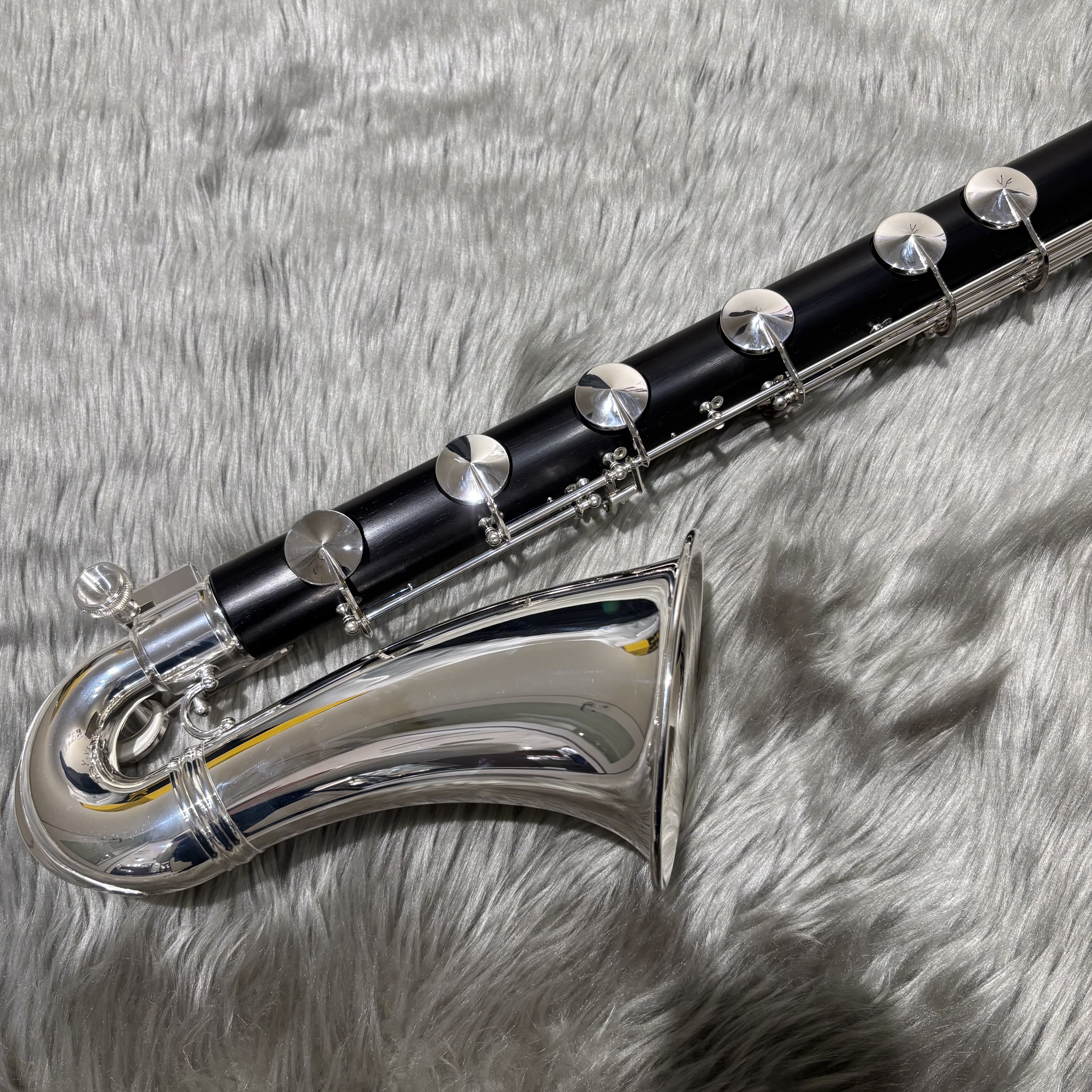 CONTENTSバスクラリネットとはバスクラリネット展示ラインナップお問い合わせバスクラリネットとは 一般的なB♭クラリネットより1オクターブ低い音域を持つクラリネットです。重厚で包み込むような低音が特徴で、吹奏楽やオーケストラにおいて、ベースラインを担当します。管体はB♭クラリネットに比べて2倍以 [&hellip;]