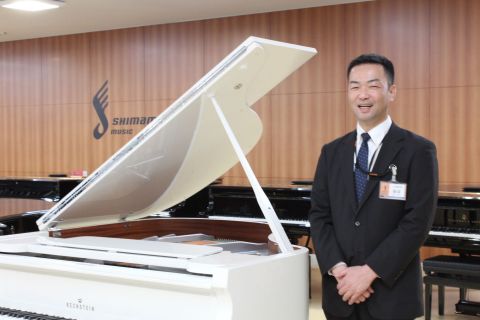 スタッフ写真 ピアノ 藤塚