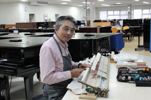 スタッフ写真 調律師 松田