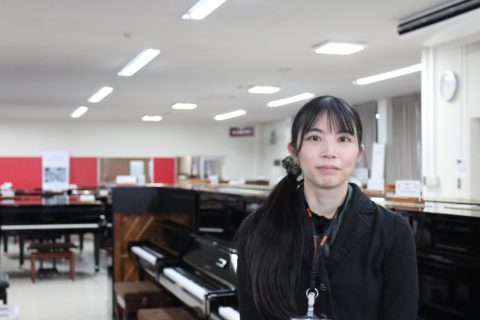 スタッフ写真 ピアノ 松岡
