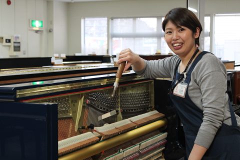 スタッフ写真 調律師(埼玉ピアノ工房責任者) 山﨑