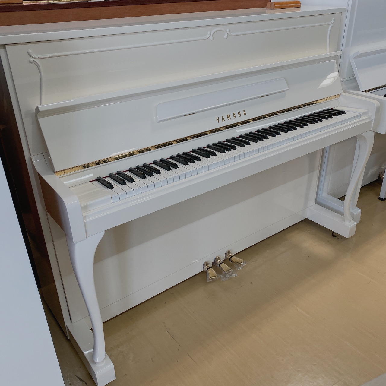 【展示ピアノの御紹介】ヤマハ　W116HC　1986年製　白艶塗装仕上げ