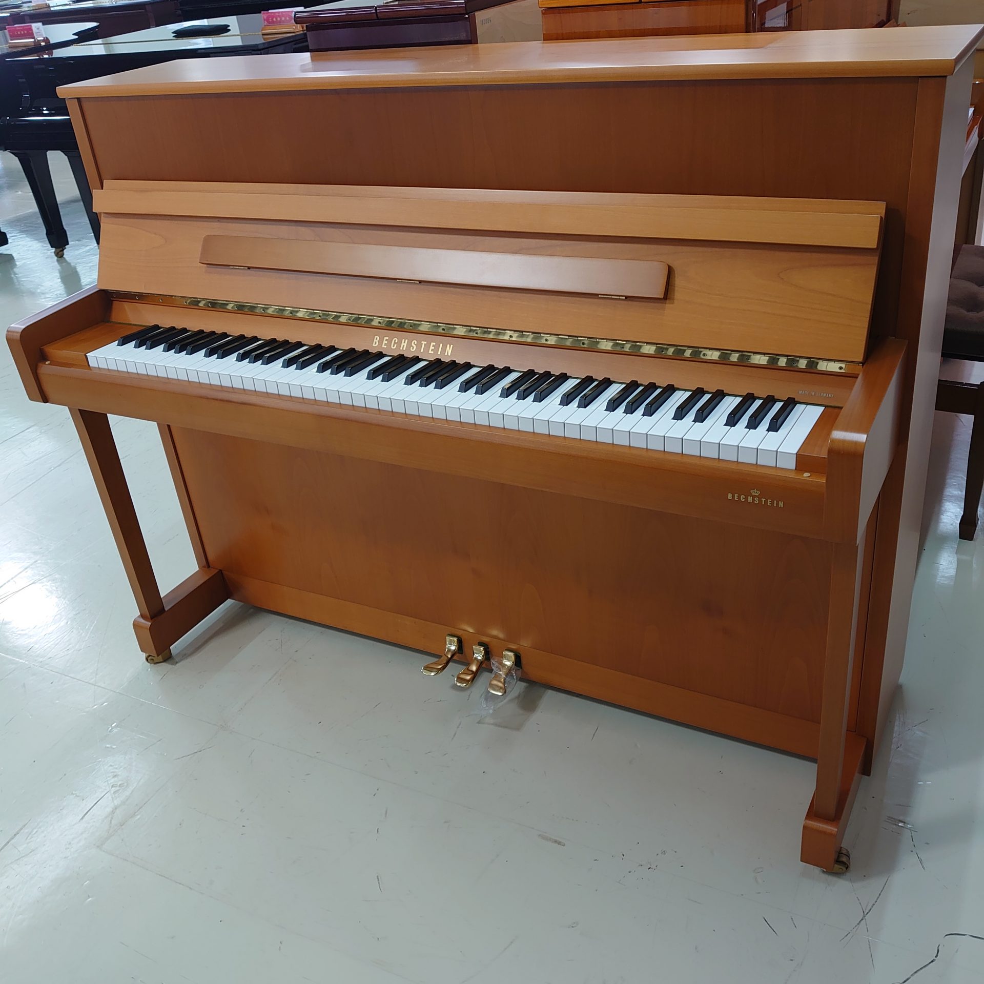 **ベヒシュタイン　A3　2005年製 |*品番|[https://info.shimamura.co.jp/piano/list/6631.html:title=BECHSTEIN　A3　2005年製]| |*販売価格（税込）|[!ご成約御礼!]| |*詳細|モダンでシンプルかつ魅力的。トップクラ […]