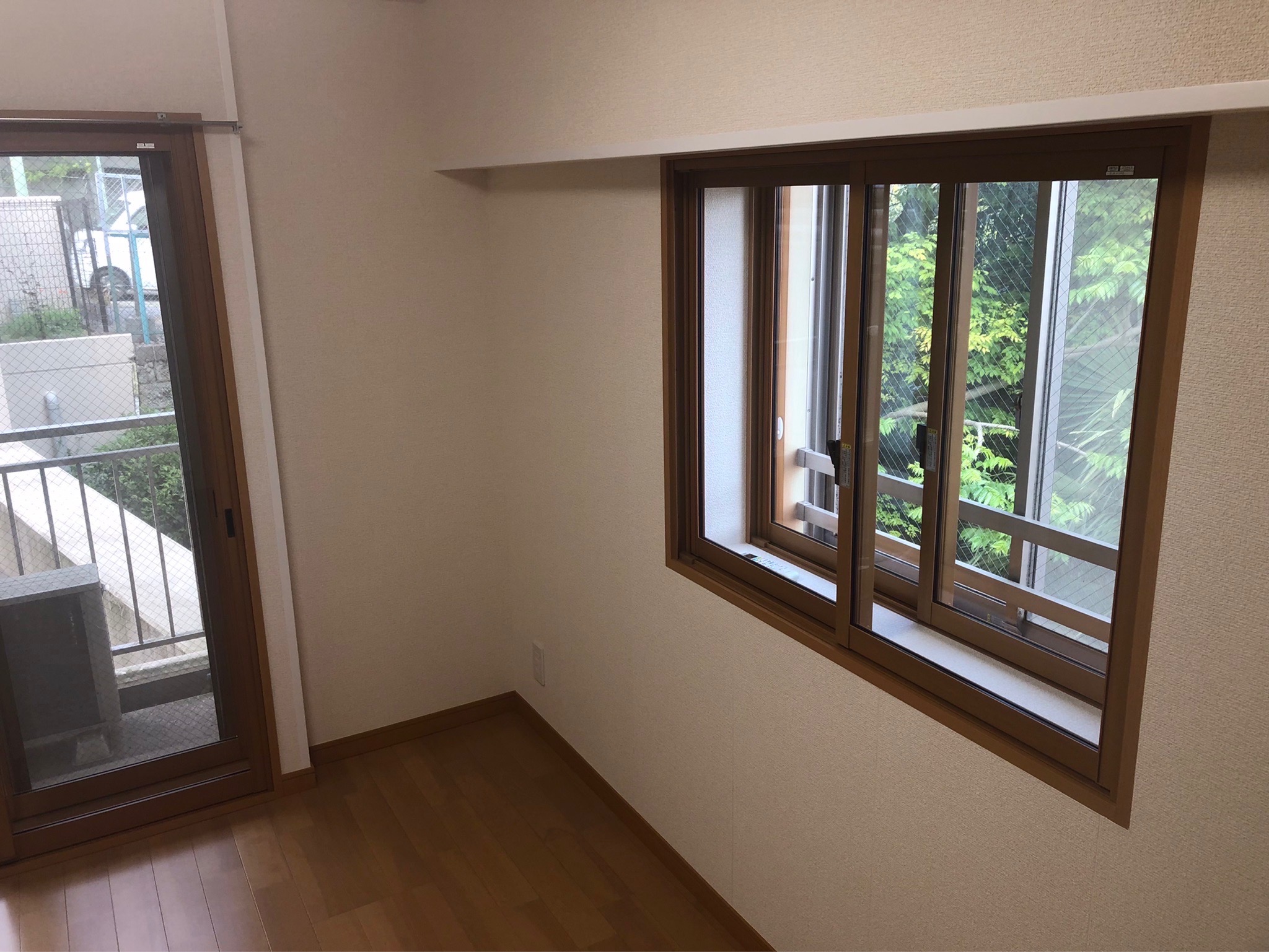 窓から明るい光の入るロフト付きの部屋-fevecasa(フェブカーサ)