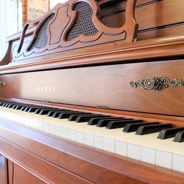 KAWAI／カワイ<br />
<br />
創業90余年の河合楽器。世界一のピアノをつくりたいという創業者河合小市の熱い思いが会社の夢のはじまりでした。「日本のピアノの父」と称された創業者の河合小市氏は日本で初めてピアノを作った技術者の一人です。