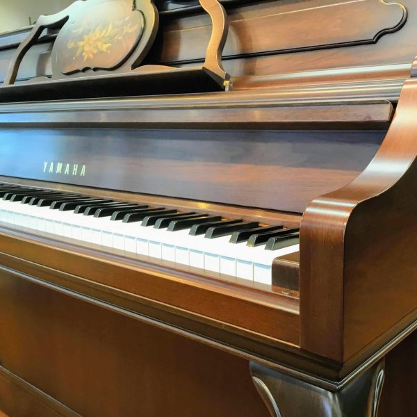 YAMAHA／ヤマハ<br />
<br />
エコノミー・スタンダード・ハイグレードの各シリーズを、品番ごとに詳しくご紹介。<br />
ほかにもサイレント機能や話題のトランスアコースティック機能・外装特注色など、このページをお読みいただければヤマハアップライトピアノのおすすめポイントを確認いただけます。