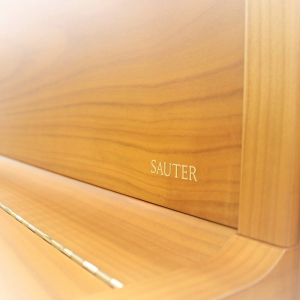 Sauter/ザウター<br />
<br />
ドイツ・ウィーン派の流れをくむザウターピアノ。その明瞭かつ透明な音色は創業から190年余り、ピアノマイスターの手によって受け継がれてきました。リチャード・クレイダーマンが愛用したピアノとしても有名なザウターピアノを、是非お試しください。