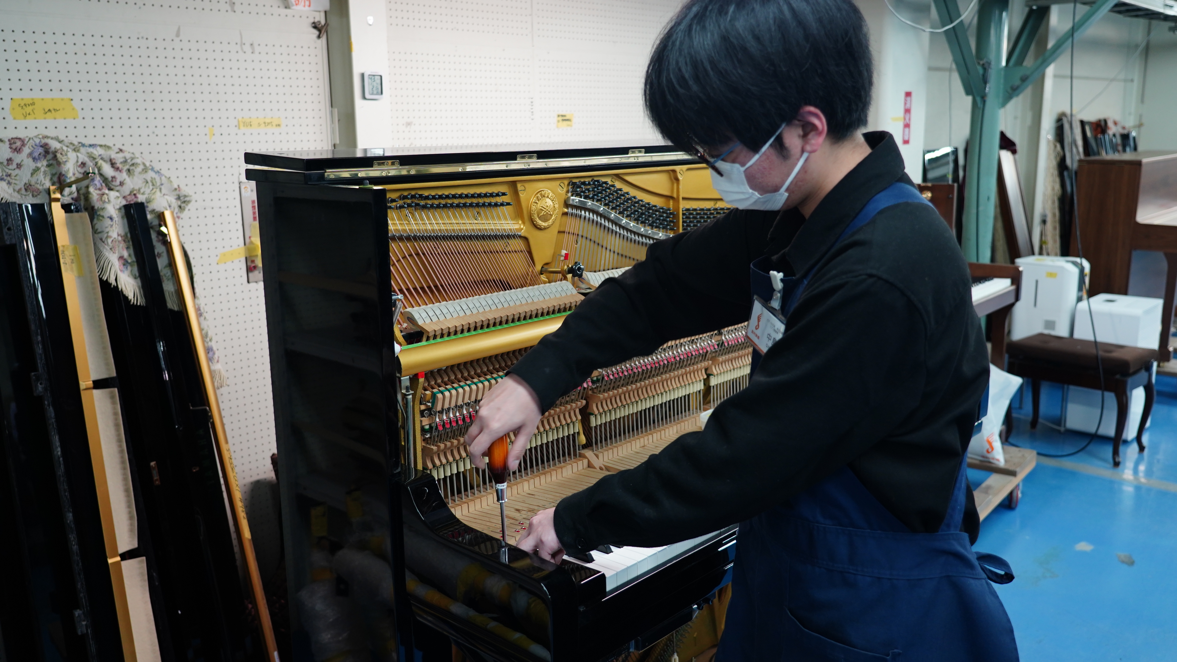【ピアノ工房のご案内】工房見学も賜ります 島村楽器埼玉ピアノ工房はピアノセレクションセンターショールームに併設されているピアノ修理工房です。お客様の思い出が沢山つまった大切なピアノをお預かりし修理、調整をするピアノの総合病院です。 ピアノは修理、調整をすると生まれ変わります。『長年使用していなかった […]