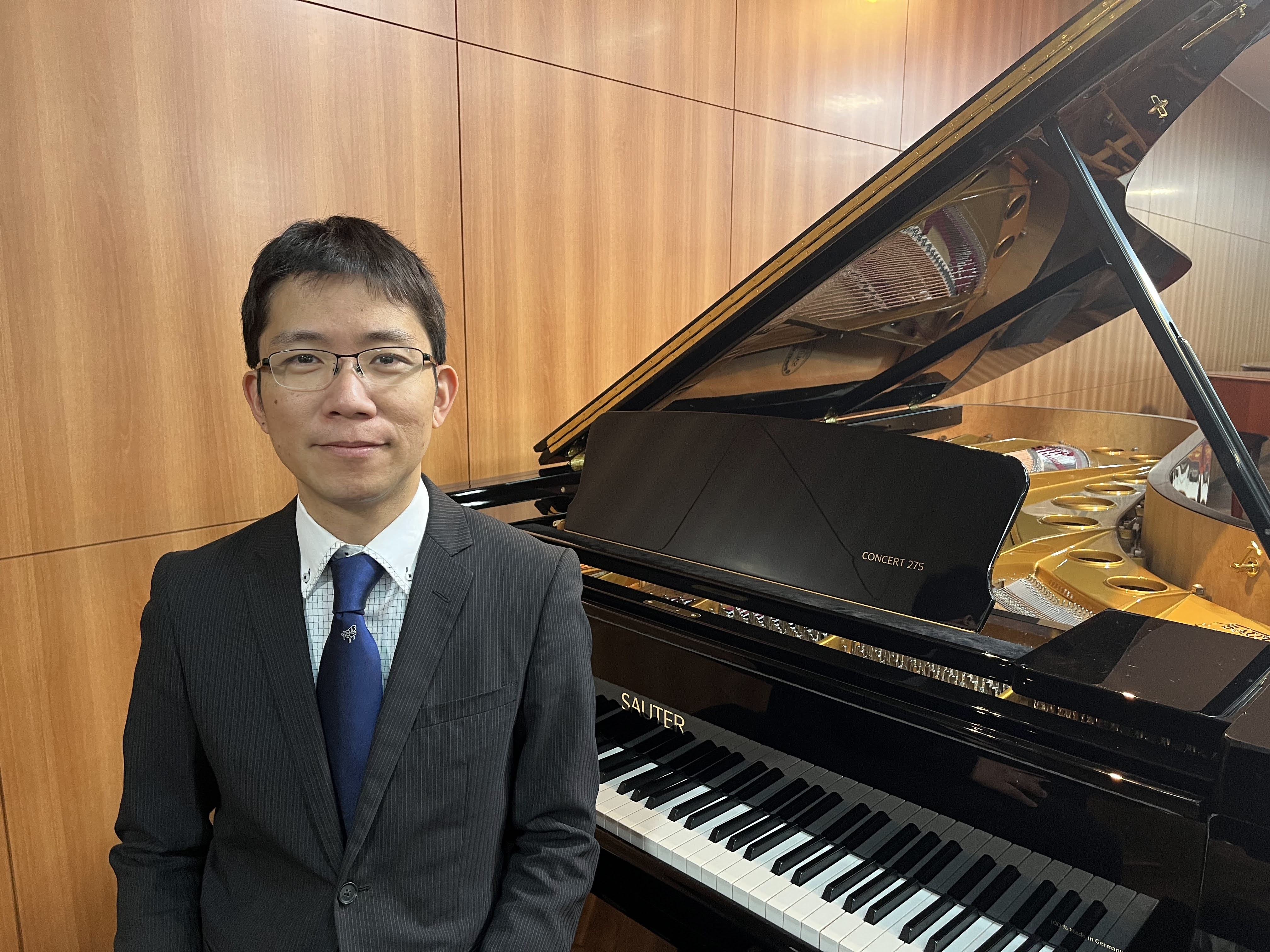 島村楽器 ピアノセレクションセンターは、国内外の一流ブランドを取り揃えた“ピアノ専門空間”です。実際に弾いて、音色・響き・タッチの違いを確かめながら、お客様それぞれの理想のピアノをお選びいただけます。 ピアノを選ぶということは、あなたの人生に寄り添う“一緒に時を重ねていく相棒”を見つけること。私たち […]