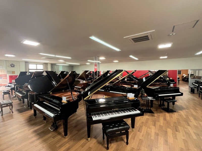 「いつかは新品のグランドピアノを…」その夢、島村楽器がお手伝いします。島村楽器ピアノセレクションセンターでは、店頭で大切に展示していた状態の良いアップライトピアノを、特別価格でご案内しています。展示ピアノは、複数回の調律により安定した音とタッチ感が得られるのが特徴。実際に店頭で「音の響き」や「弾き心 […]