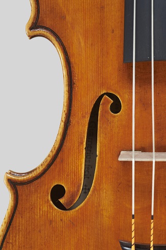 *Robert Collini, Italy - Crema, 2015 Guarneri del Gesuの名器の中でも「最も美しい」評価とされている傑作の一つ"Joachim"をコピーした最新作。この作品は、リッチな輝きと情熱的な赤みを帯びたルビー色のバーニッシュが特徴的で、19世紀後半のバイオ […]