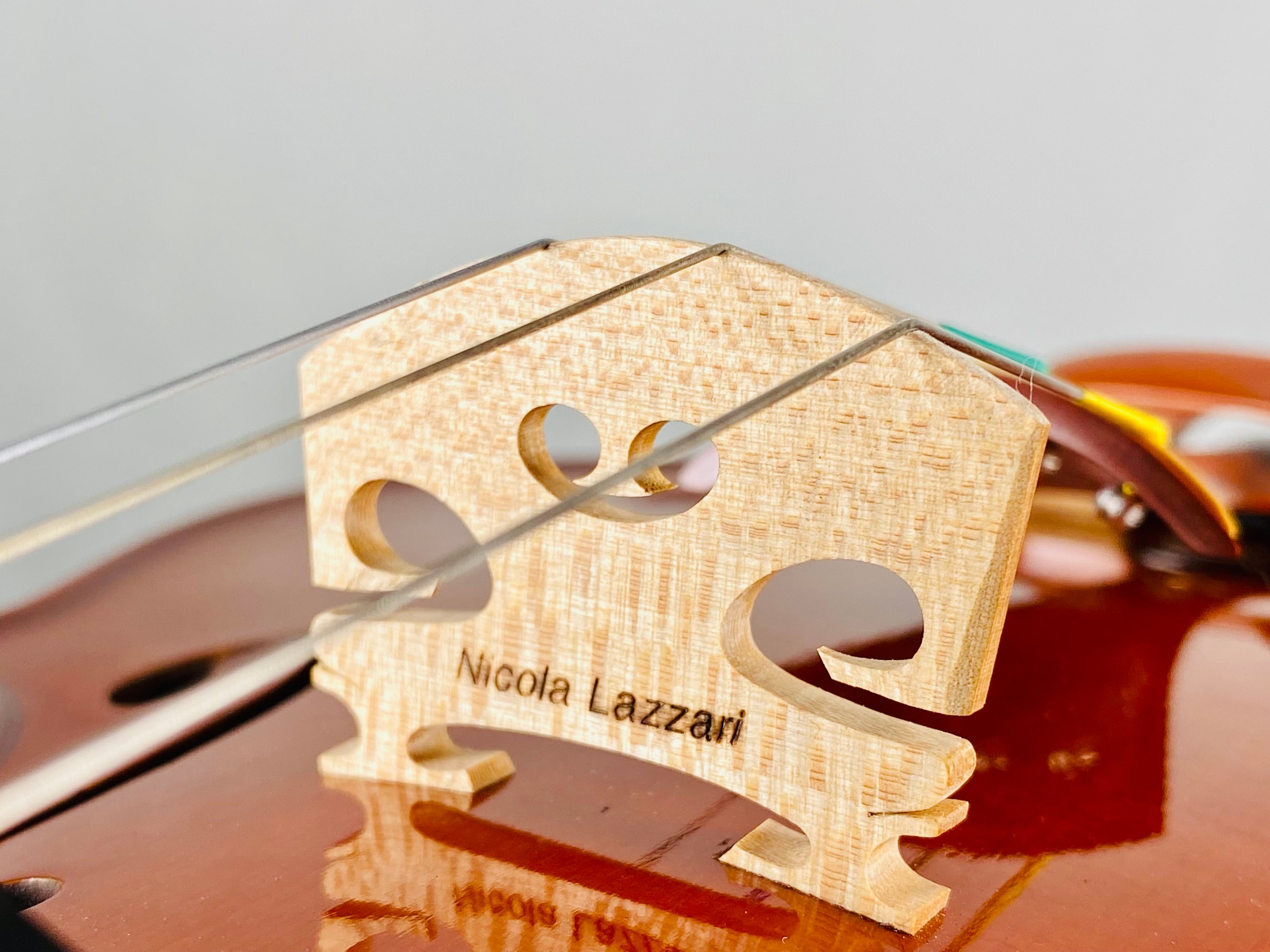Nicola Lazzari(二コラ・ラザーリ)氏の新作ヴァイオリンが入荷致しました。丁寧な作りで人気を博しており、いま最も入手困難な製作家の一人です。2017年の入荷依頼、実に5年ぶりの入荷となりました。 本作は、Antonio Stradivari（アントニオ・ストラディヴァリ） の1705年の […]