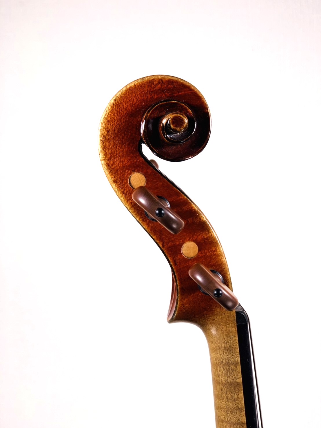 Paul Bailly (1844-1907) ミレクール生まれ。Jules Gaillard, Jean-Baptiste Vuillaumeのもとで修業をしたのち、ベルギー、アメリカ、イギリスと各地を渡り歩きながらさらに技術を磨きました。1899年にパリに戻り工房を開きました。マッジーニやガルネ […]