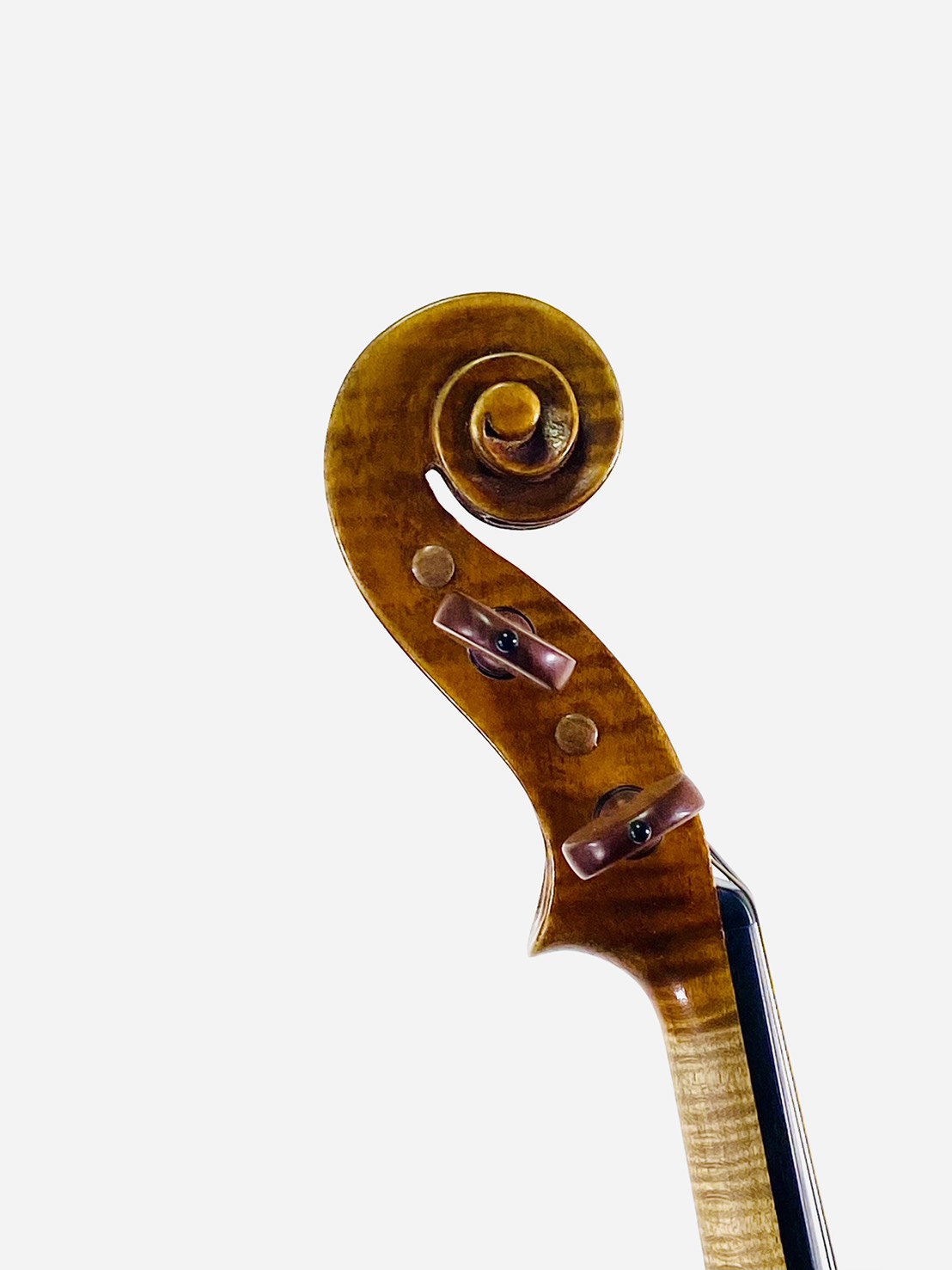 Mario Gadda 1931年生 – 2007年没。 Stefano scarampella（ステファノ・スカランペラ）、 父：Gaetano Gadda（ガエタノ・ガダ）と続くマントヴァ派の系譜を継承した現代巨匠です。 彼は楽器製作だけでなくビジネスの商才も発揮し、弟子や下請けをうまく使い分け [&hellip;]