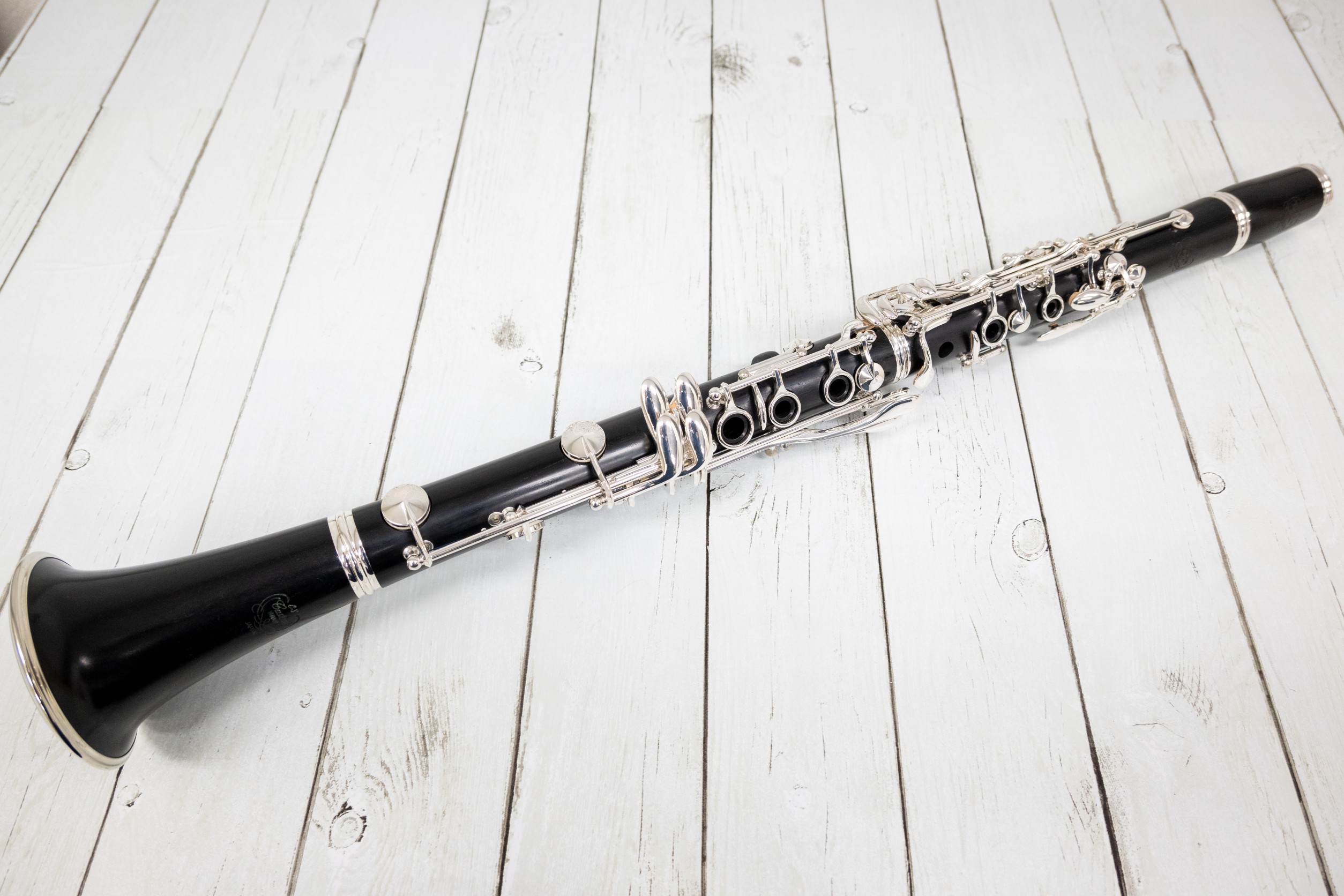 音楽的な深みを持った楽器を作りたい。そのイメージは、吹いた瞬間に口の中で響きが広がり音楽が2段階、3段階にも深くなるもの。Vシリーズのこだわりは響きの豊かさにあり、さらにプレーヤーと楽器との音楽的な対話を深めてくれます。 CONTENTS調整内容 / 状態付属品配送希望の方へアフターサービスについて […]