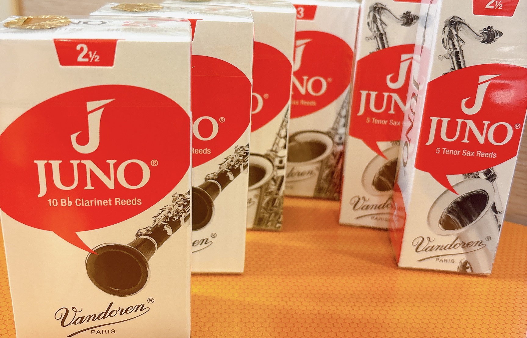 Vandoren（ヴァンドーレン）社のJUNO（ジュノ）リード。日本上陸が決まり、先行発売分がWind&Repairに入荷しました♪早速クラリネット吹きの浅田が試奏、どんな方に向いているのかレポートしたいと思いますッ！ CONTENTS国内では全6種の発売が決定JUNOとは何者か初心者さんしか使わな […]