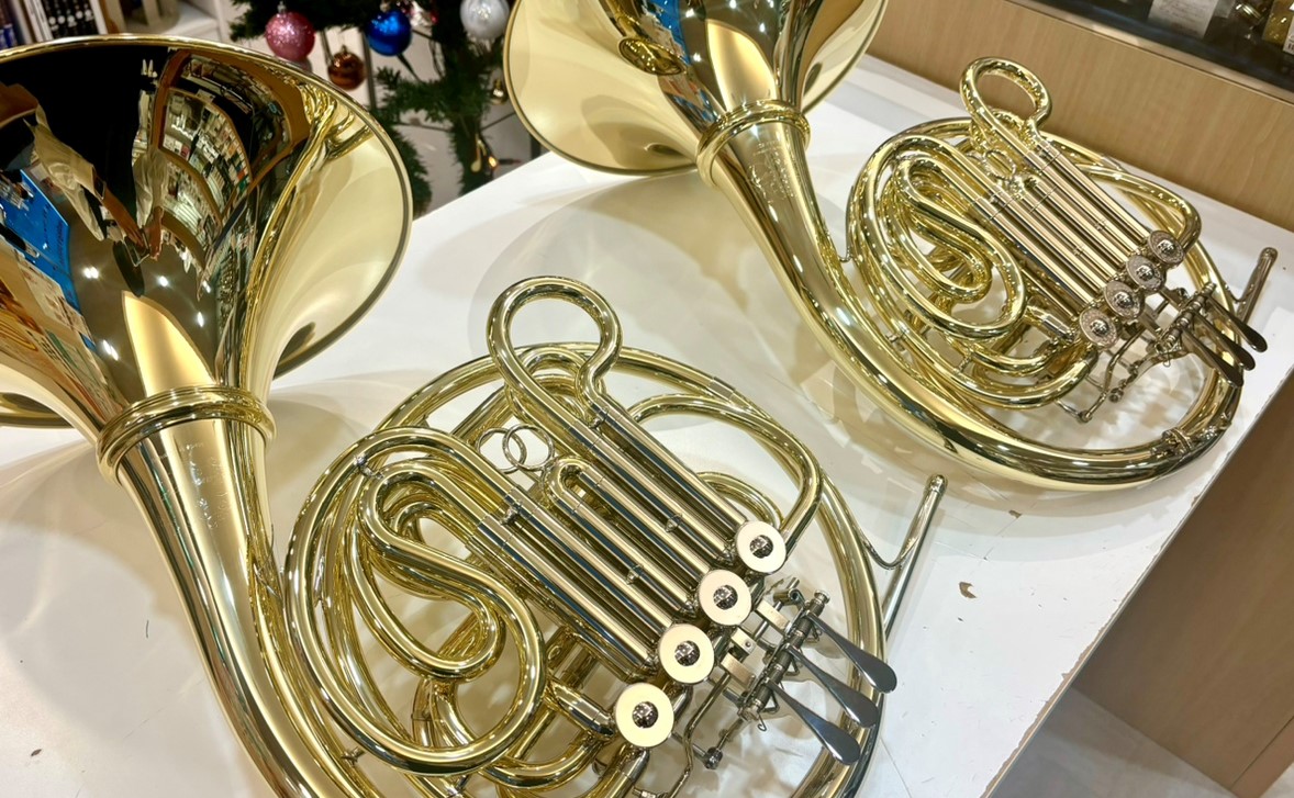 CONTENTSハンスホイヤー人気モデル選定できます！店舗情報ハンスホイヤー人気モデル選定できます！ ハンスホイヤーはドイツのメーカーで、力強く、透明感のある音色が魅力です。その中でも、801シリーズは、ハンス・ホイヤー製品の中で最も人気の高い、長く愛されているシリーズです。どちらのモデルも指かけ・ […]