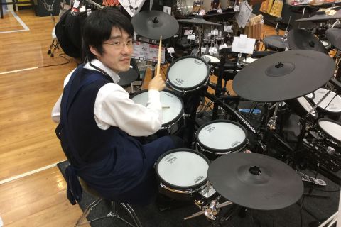 スタッフ写真 ベース・ドラム 村田
