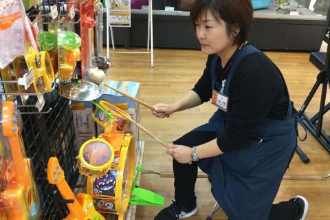 スタッフ写真 教育楽器 ファンシーグッズ担当 小林