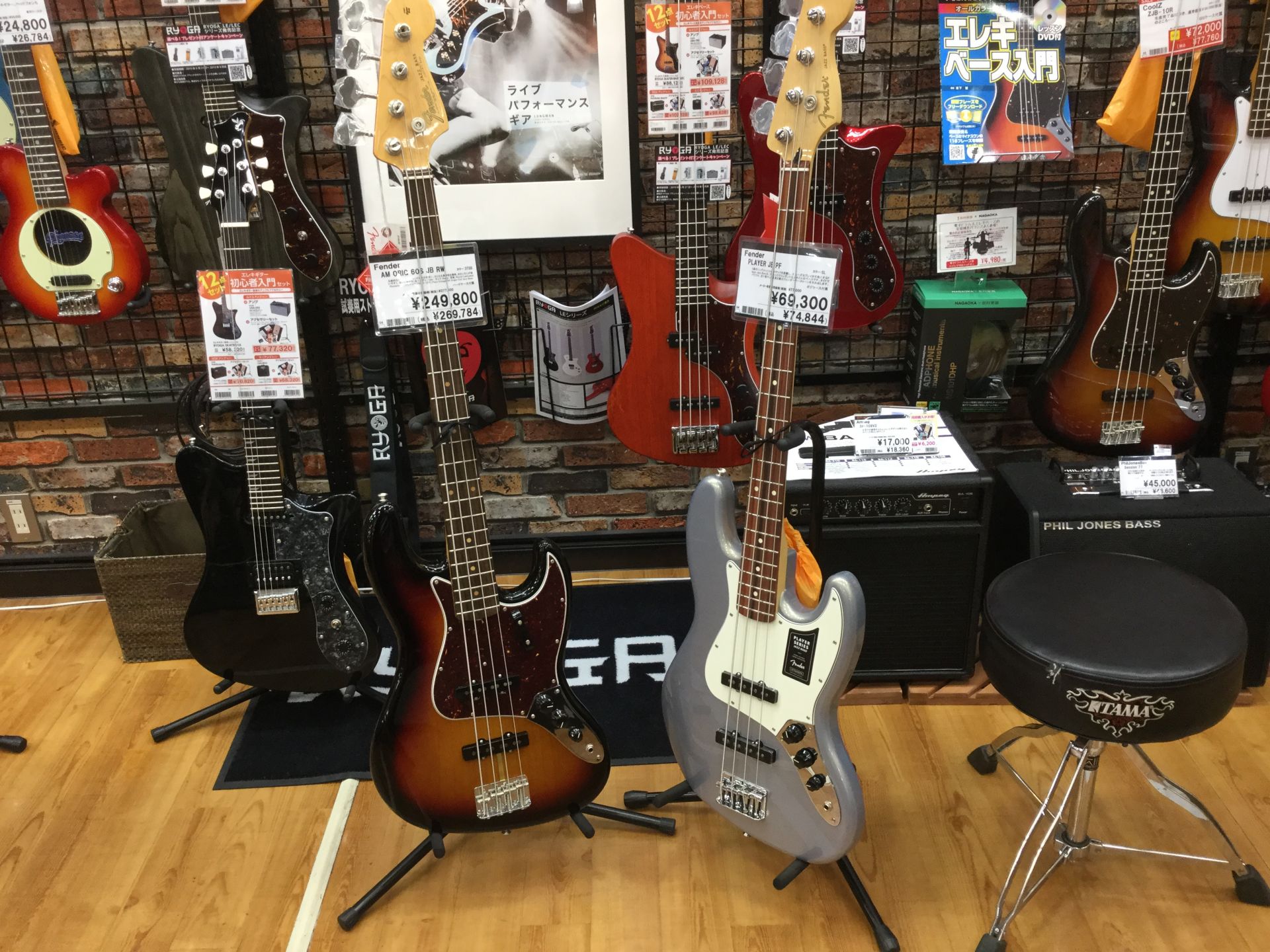 こんにちは！エレキベース担当の村田です!]]FenderのPLAYER JB PF入荷いたしましたのでご紹介！]]現在展示しているFenderベースもご紹介させていただきます！ *Fender **PLAYER JB PF 指板には「パーフェロー」を使用したモデル！]]思ったのと違った銀色カラーでし […]