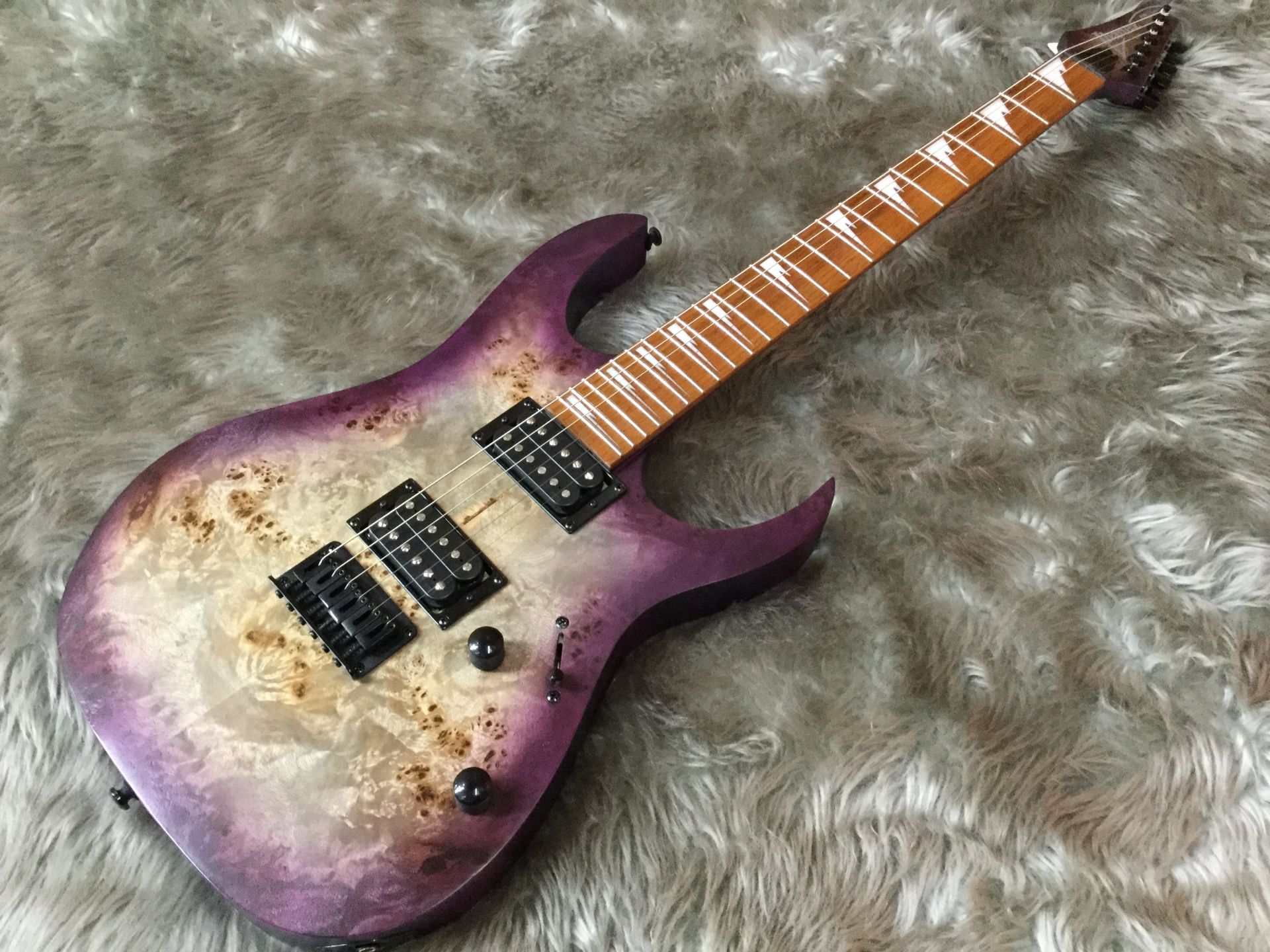 皆さんこんにちは！ギター担当の久米です。ただ今Ibanez RGRT621DPB TPFを新品特価で販売中です。 Ibanezだけに留まらず、ヘヴィ系ジャンルを牽引する様々なブランドで人気のカラーであるブルー系とパープル系フィニッシュを採用。Ibanezを代表するRGシェイプをセレクトし、モダンなが […]