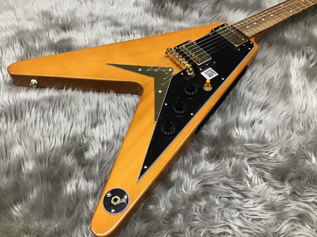 *58~59年に少量だけ生産されて幻のギターとなったコリーナフライングVが限定復刻！ **Epiphone Limited Edition Korina Flying-V ボディは58年製という事もあり、当時の青春を蘇らせる仕上がり。黒のピックガードにゴールドのパーツは高級感をバッチリ演出してくれま […]