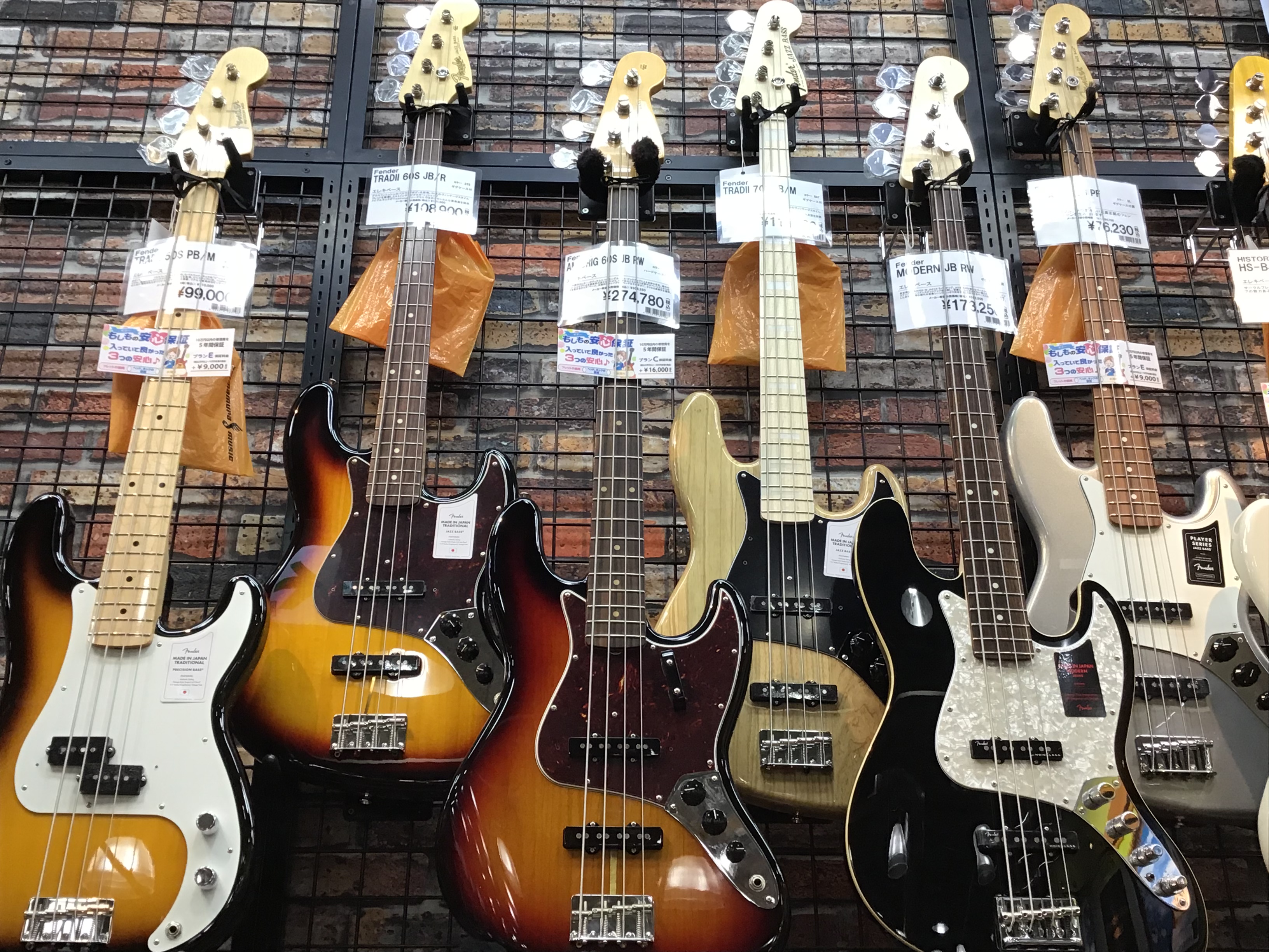 こんにちは！エレキベース担当の村田です!]]Fender MADE IN JAPAN人気モデル「TRADII 60S JB/R」「TRADII 70S JB/M」入荷しました！]]是非！展示中のFenderベースと弾き比べしてみませんか！ *Fender **Traditional 60S JAZZ […]