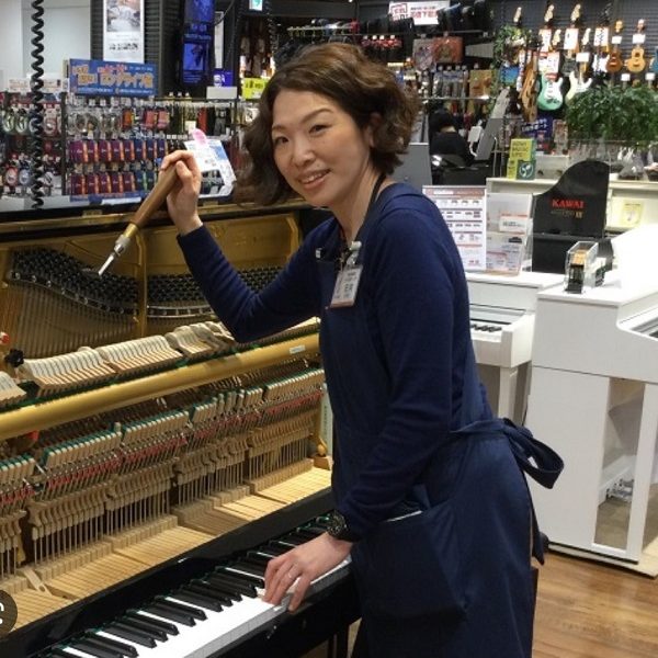 日向(ひなた)<br />
ピアノ上級・弦楽器アドバイザー<br />
調律師経験あり。毎月店頭にて「ピアノのしくみ講座」というイベントを開催しています。<br />
アコースティックピアノの事なら、なんでも聞いて下さい。