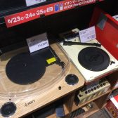 【レコードプレイヤー】ポータブルタイプのレコードプレイヤー展示中！