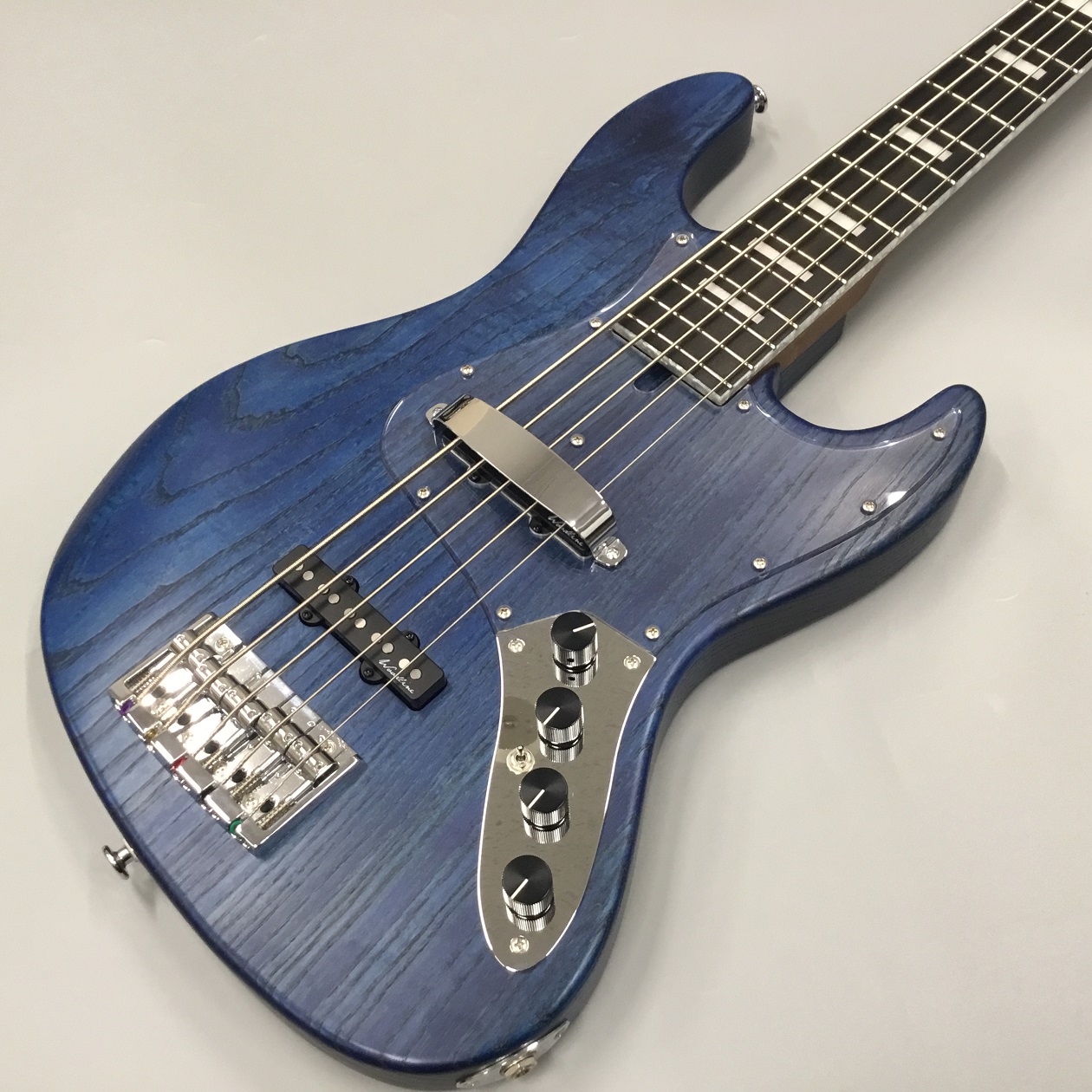こんにちは！ベース担当の村田です。Bacchus WOODLINEシリーズ517ACが入荷致しました。 ネック材がThermo Birdseye Maple、長野のAska Teamがてがけた珍しいモデルとなっております！ CONTENTSスペックベース担当者スペック フレット残り：8割トラスロッド […]