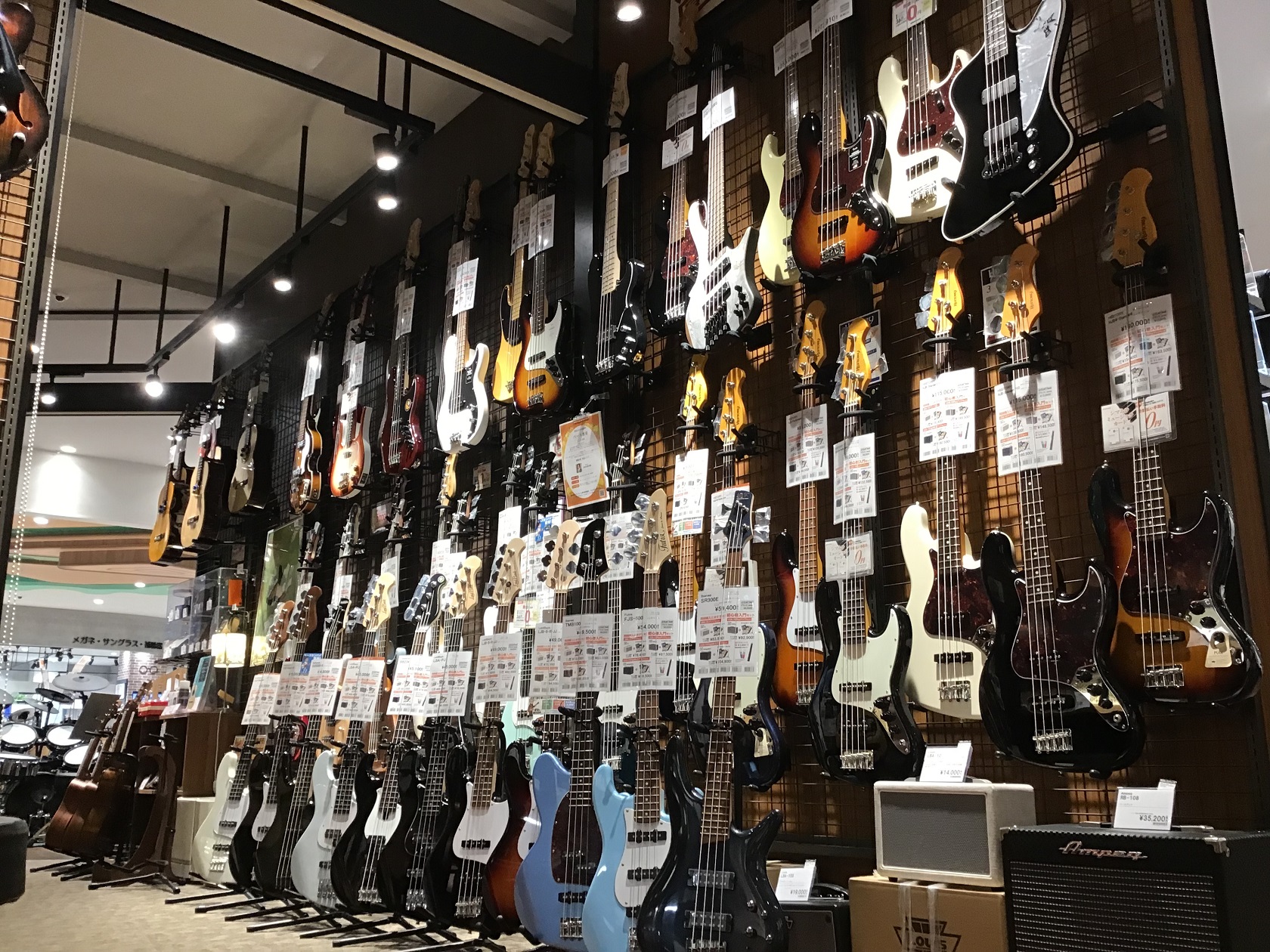 新入生、新社会人の方におすすめな入門モデルも多数取り揃え！ 島村楽器イオンモール新利府南館店、エレキベース担当の村田です。只今新利府南館店ではエレキベースを始めるお客様のために、弾き易く、お求め易いベースを大増量中です！新入学、新生活のスタートにエレキベースを始めてみませんか？楽器の経験が無くても大 […]