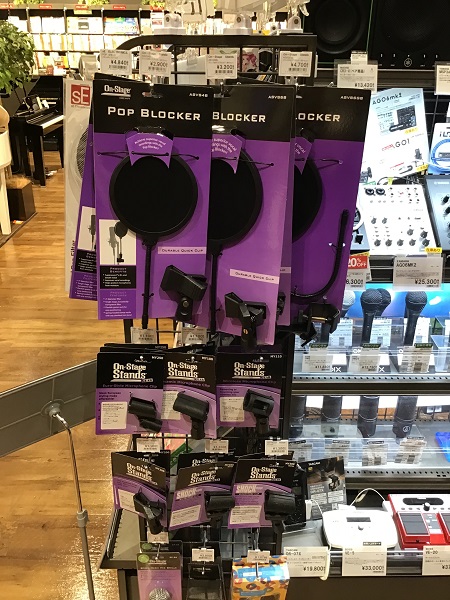 PA機器アクセサリーコーナー①<br />
マイクに使用するマウントやグリップも種類揃えております。<br />
メーカーによってははまるはまらないがありますのでご相談ください！