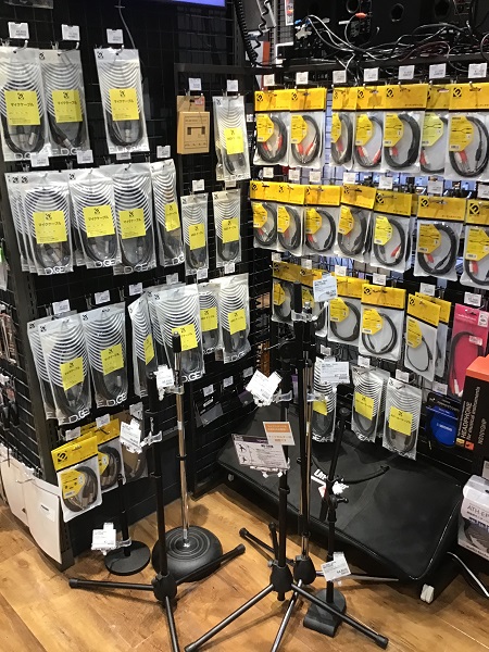 PA機器アクセサリーコーナー①<br />
ケーブル類、マイクスタンドも充実してます！<br />
種類も豊富ですので用途に合わせてお選びいただけます。