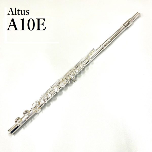Altus『A10E』<br />
<br />
管体銀製<br />
落ち着いた艶のある音色が特徴。全音域に渡って重厚感があり、響きが非常に豊かです。<br />
<br />
￥384,560(税込)