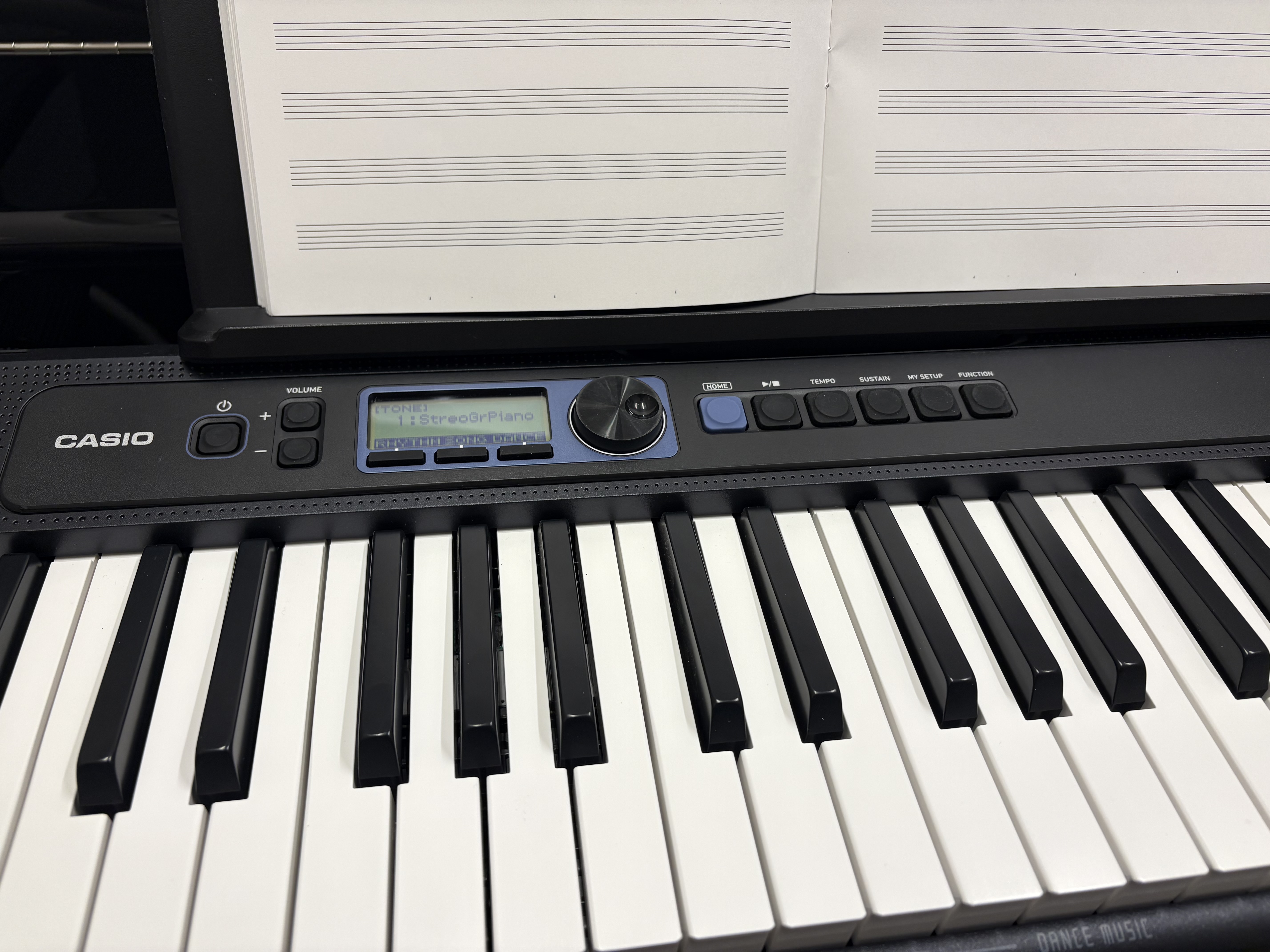 皆様こんにちは。キーボードサロンインストラクターの坂本です♪記事をご覧いただきありがとうございます！今回は大人のためのキーボード教室『キーボードサロン』のレッスンで実際に使用している、CASIOのCT-S300というキーボードの素敵な機能・音色をご紹介いたします。キーボードのご購入＆レッスンのご検討 [&hellip;]