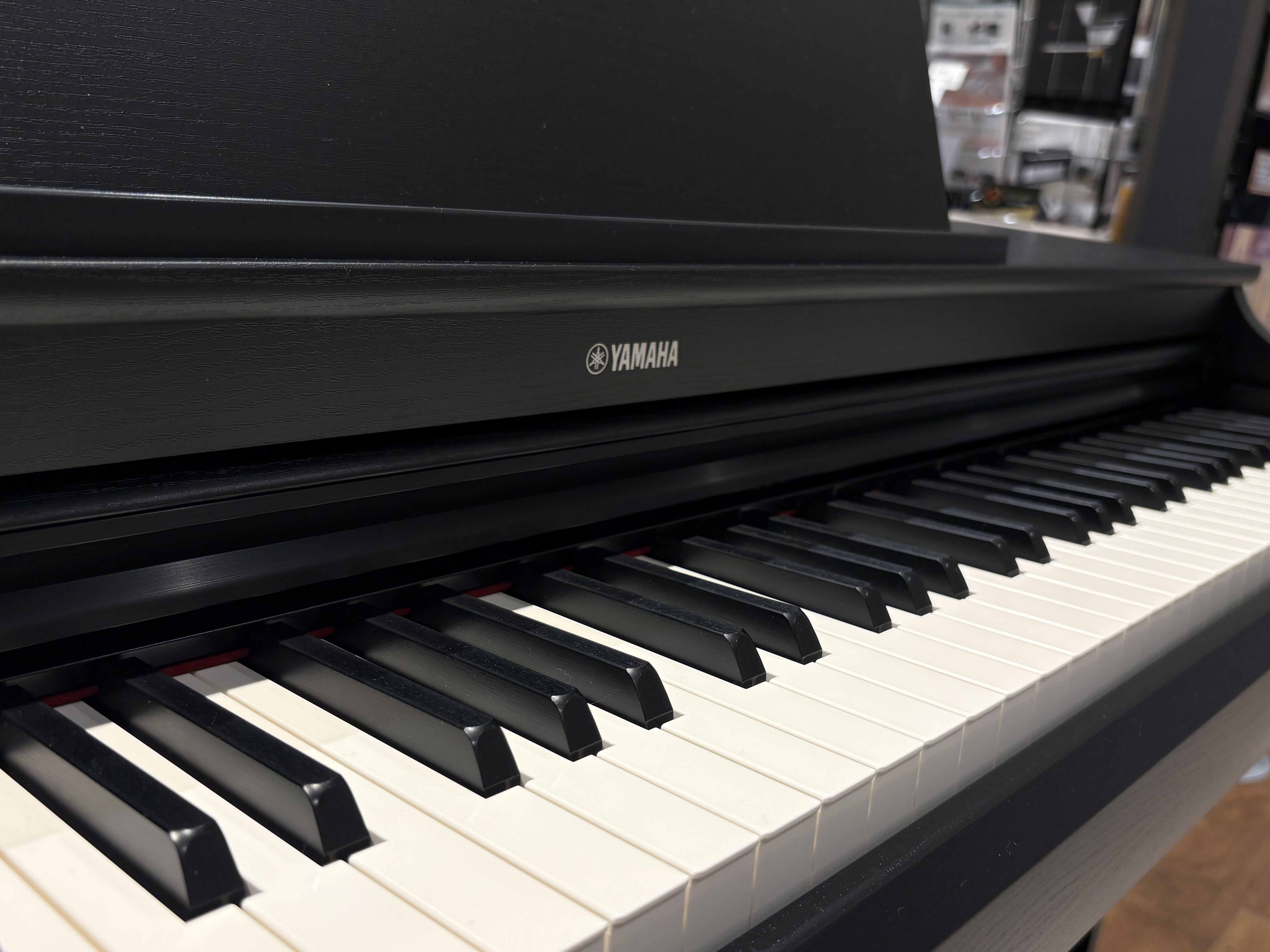 CONTENTSYAMAHA『YDP-166』お気軽にお問い合わせくださいYAMAHA『YDP-166』 当店ではブラックウッド調を展示中！ 黒はピアノのスタンダードなカラー！鍵盤とのコントラストがくっきりするので、迷ったらおすすめのお色です。 お気軽にお問い合わせください