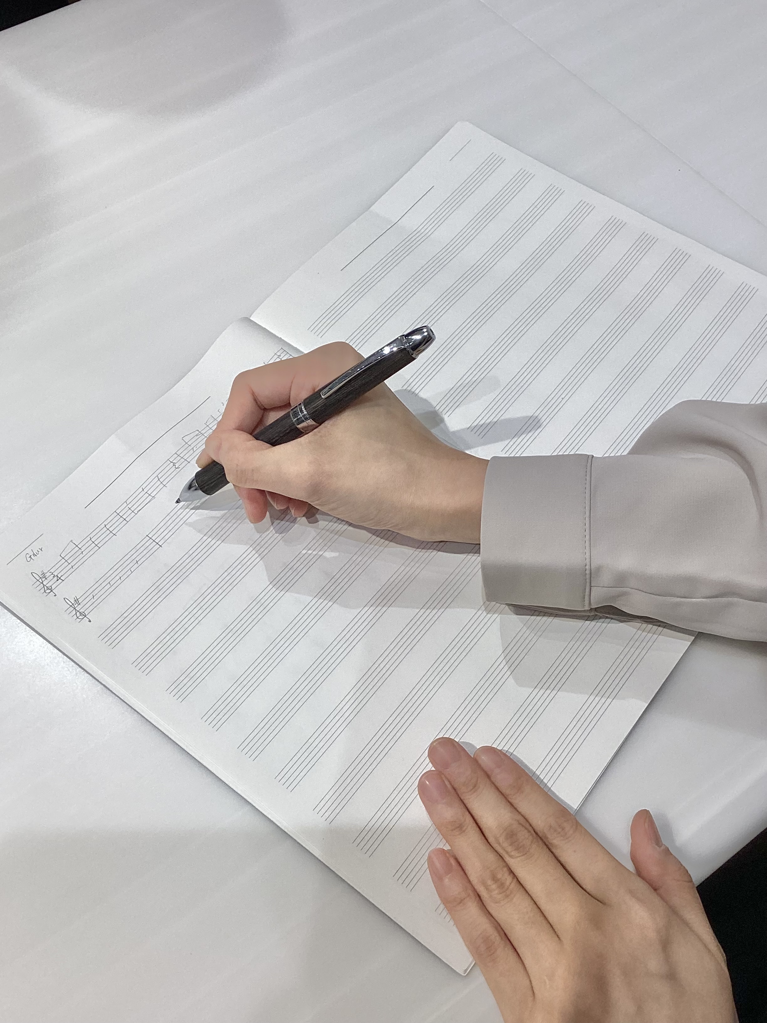「なんとなく」から、「音楽がわかる」演奏へ。 楽譜を読む力やリズム感、音を聴き取る力を身につけるのが「ソルフェージュ」のレッスンです♬「譜読みをもっとスムーズにしたい」「耳コピに挑戦したい」「演奏の表現を広げたい」など、楽器を続ける中で感じるお悩みに合わせて、音楽の基礎を学んでみませんか？ ソルフェ [&hellip;]