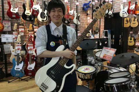 スタッフ写真 エレキベース 小野