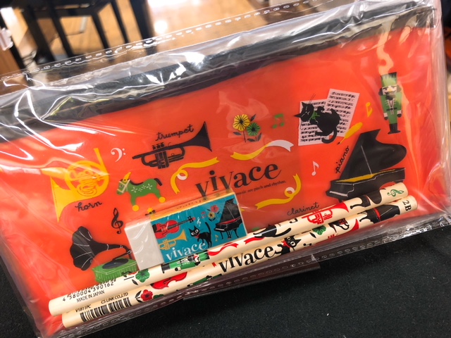 こんにちは！]]人気商品、黒猫のVivaceシリーズのステーショナリーセットが入荷しました！ **内容 ペンケース 鉛筆 消しゴム がセットになっています♪ |*メーカー|*型名|*税込販売価格| |Vivace|ステーショナリーセト|￥928(税込)| **音楽雑貨新聞総合ページができました！ 音 […]